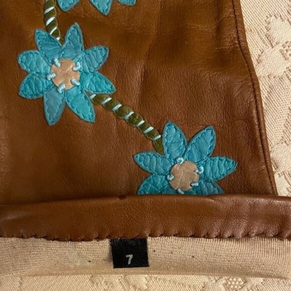 FLORAL APPLIQUED GLOVES - Picture 2 of 3